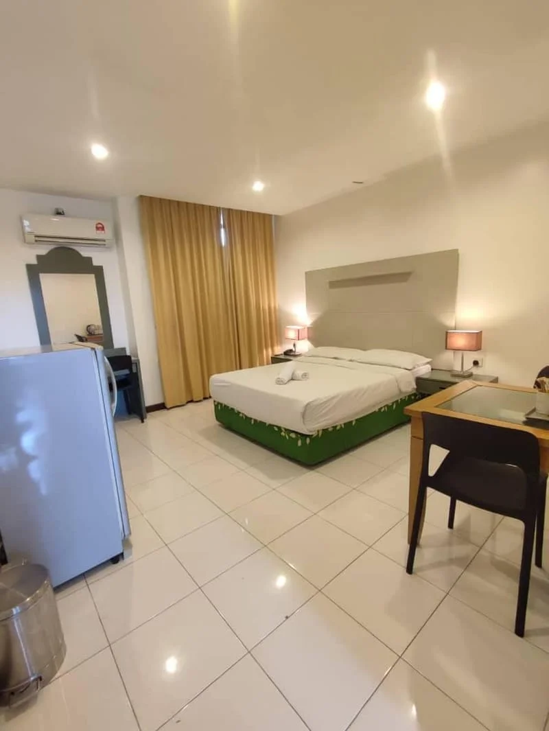  1 Queen Bedroom