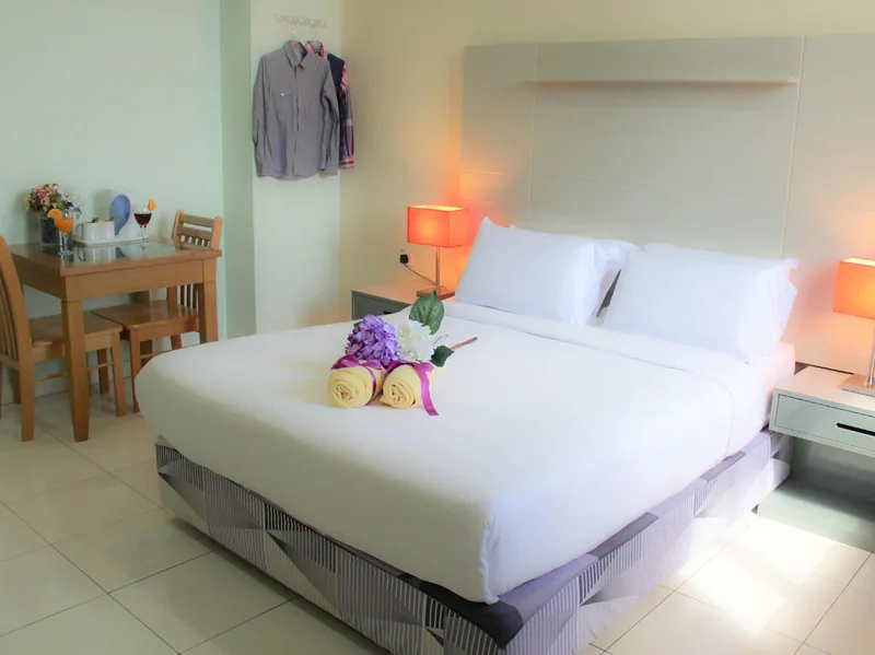  1 Queen Bedroom